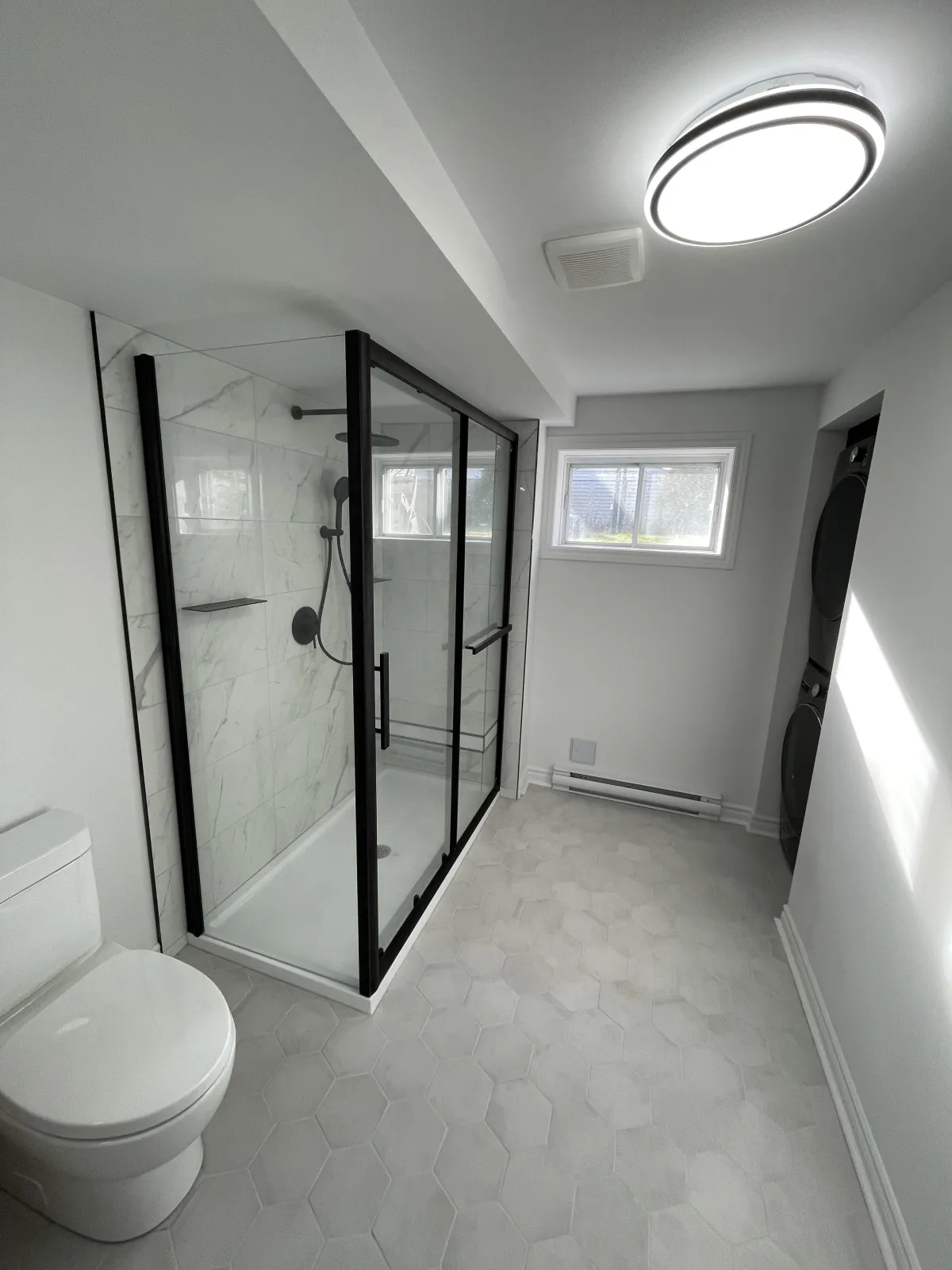 Salle de bain rénovée au style épuré