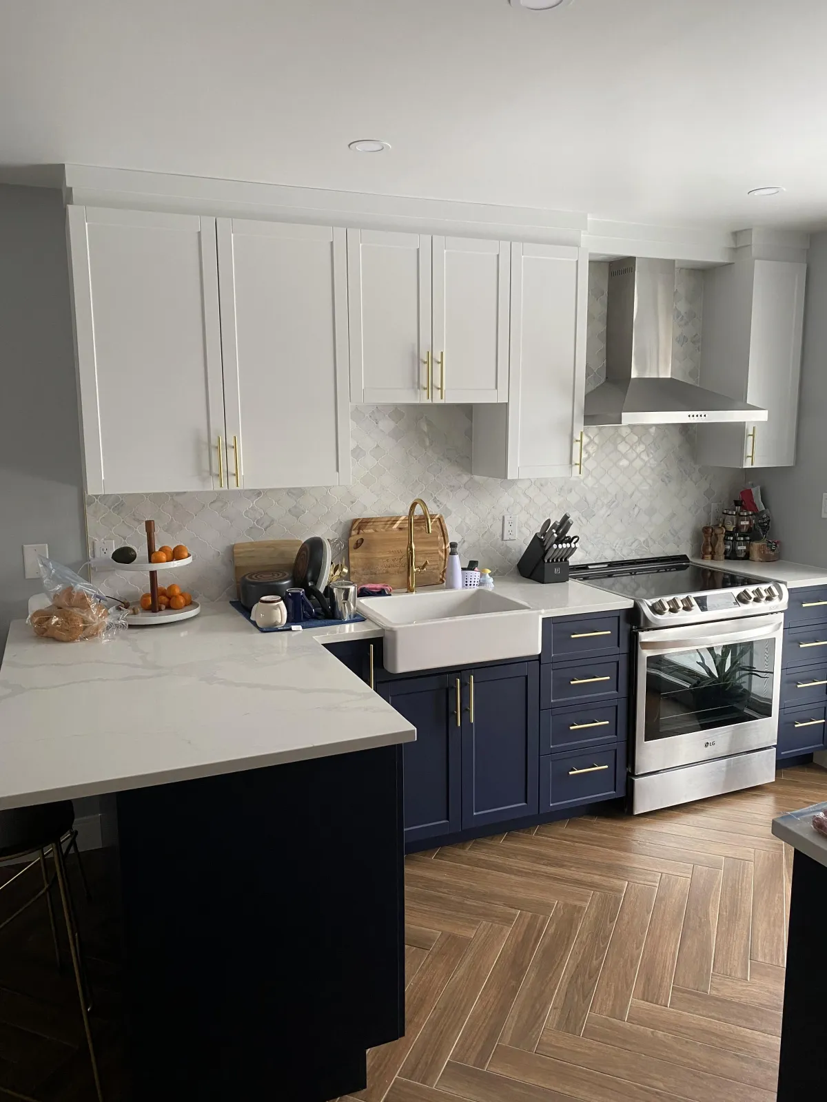 Cuisine rénovée moderne par Anderson Construction Inc