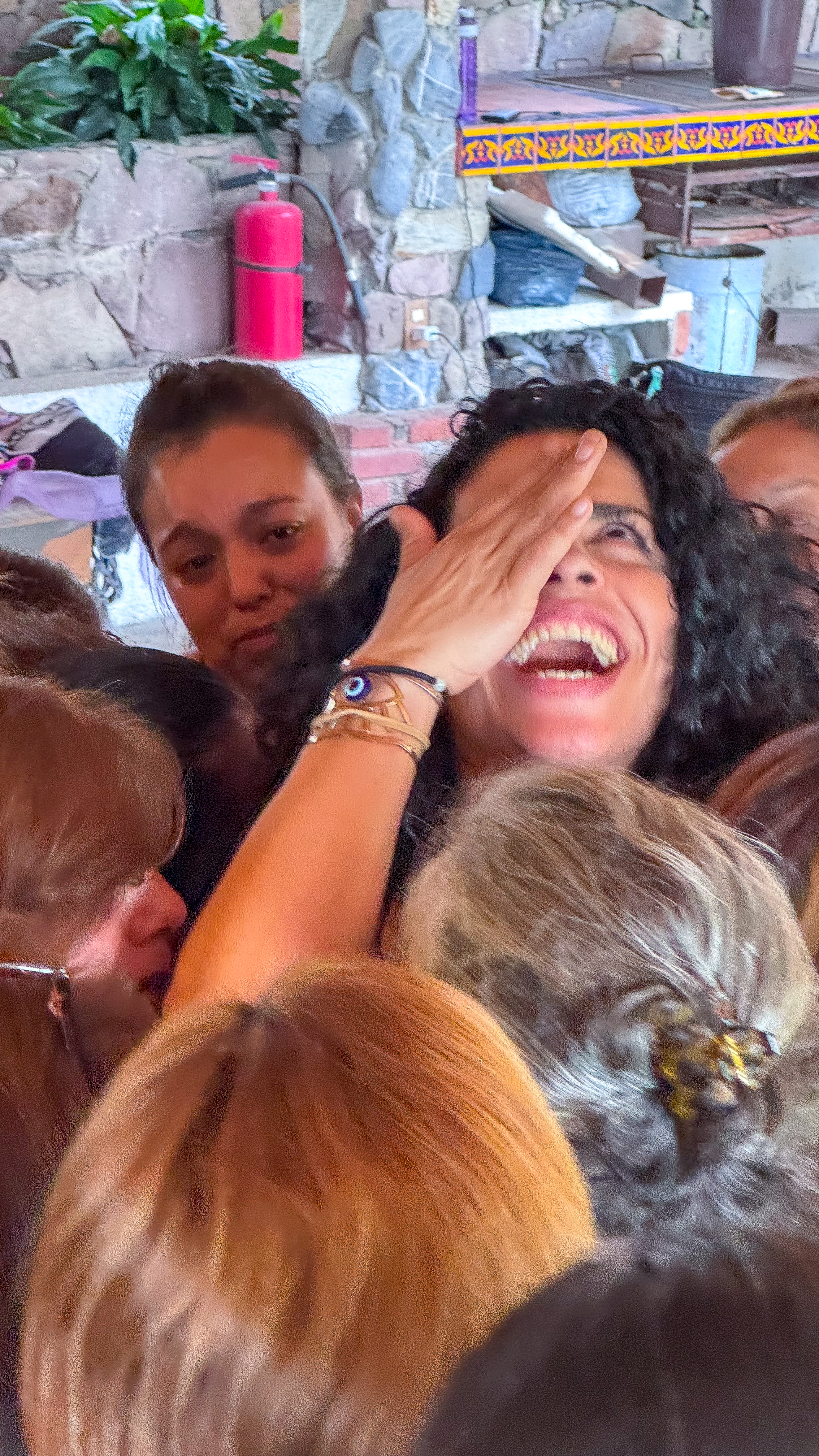 Mujeres compartiendo un momento cálido de conexión y hermandad