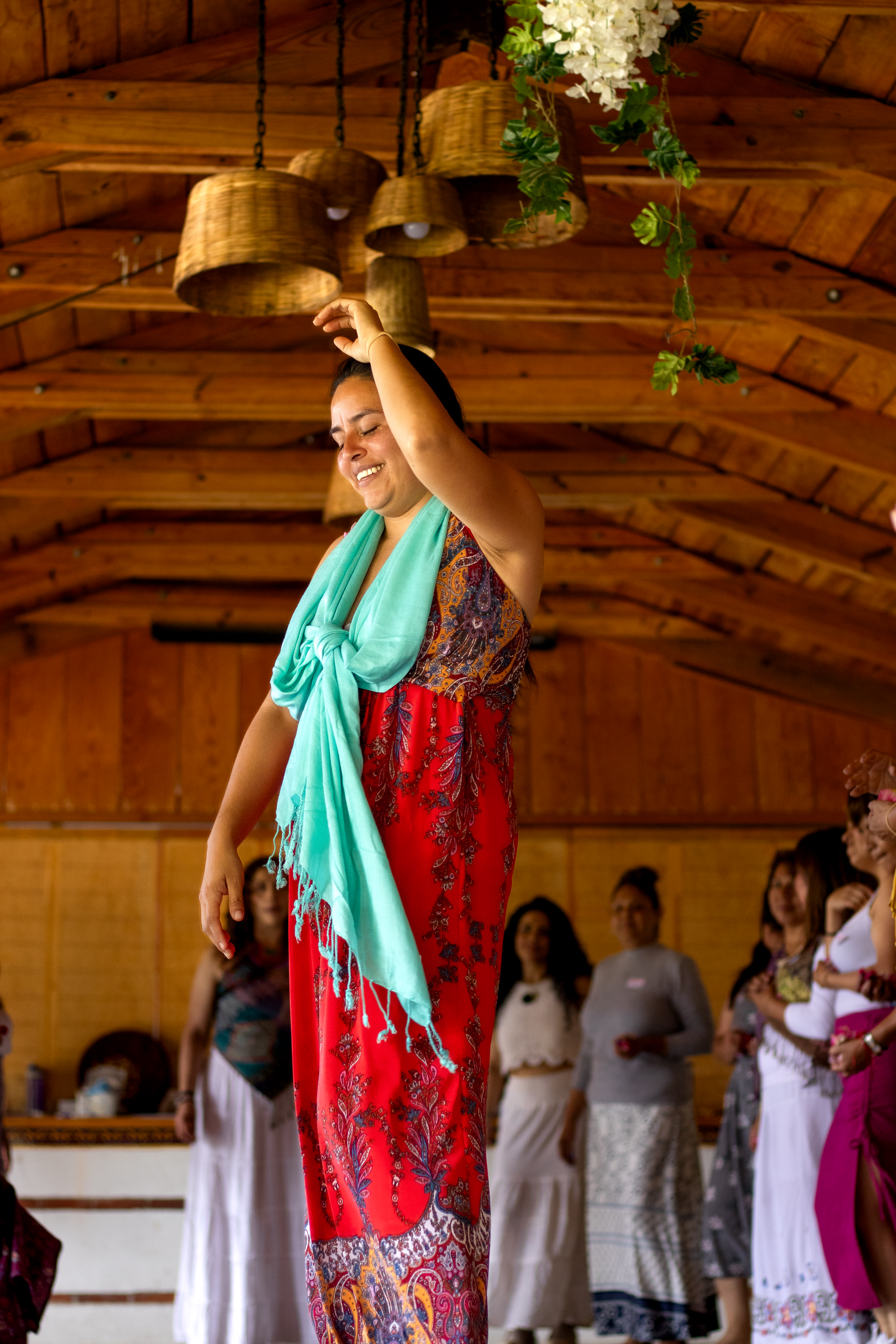 Mujer rubia sonriendo