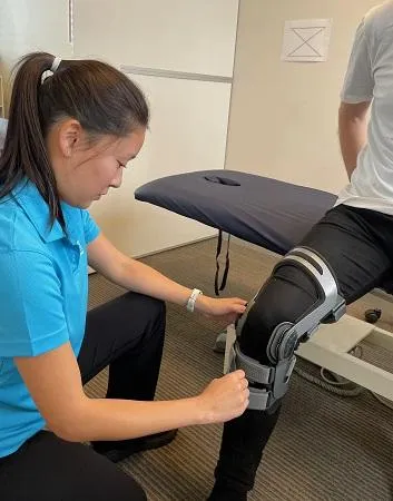 Graceville physio treating knee