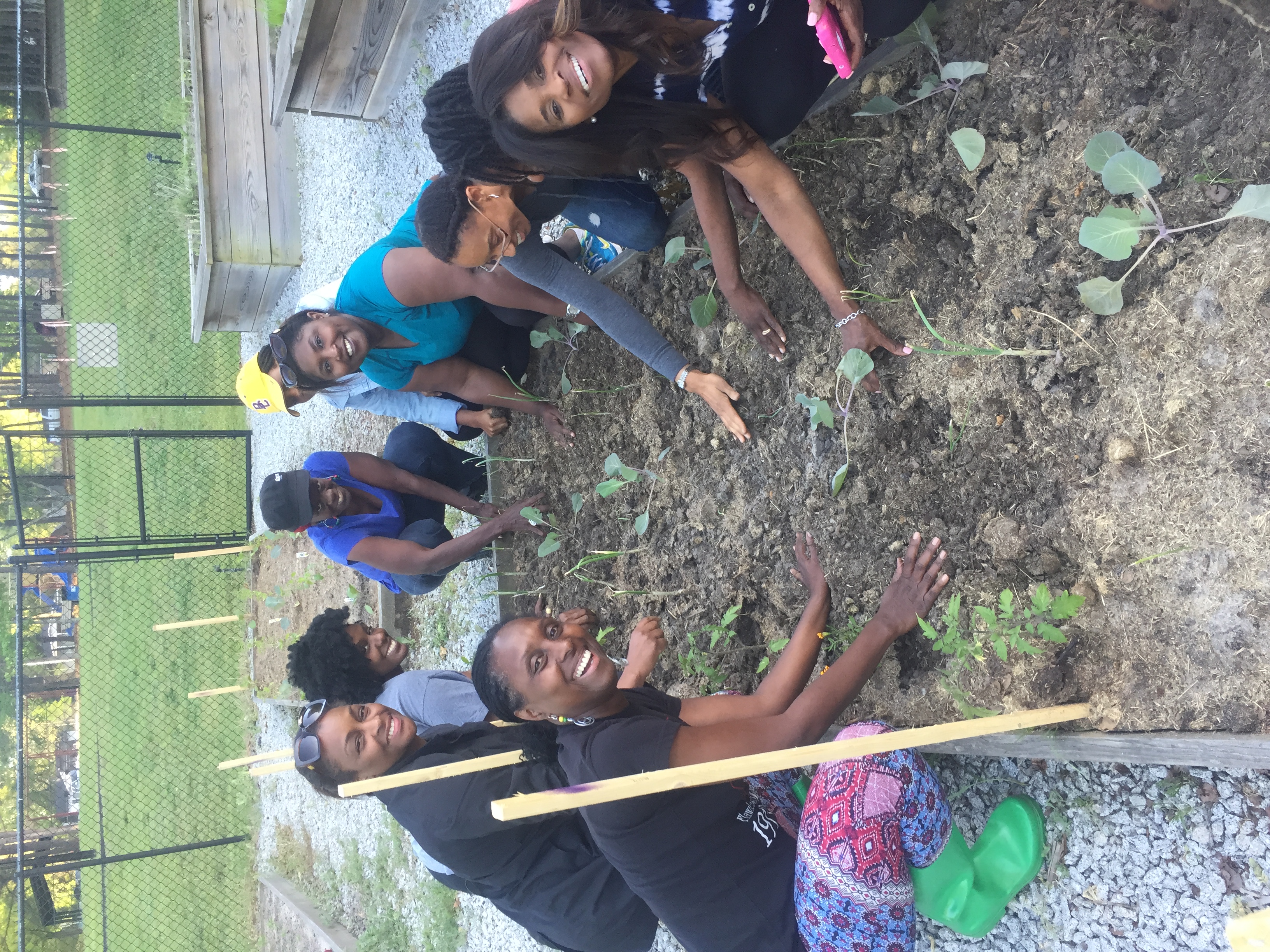 FarmaSis participants in the garden