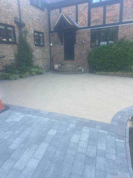 Resin bound driveway at manor house with cobble border in Buckinghamshire