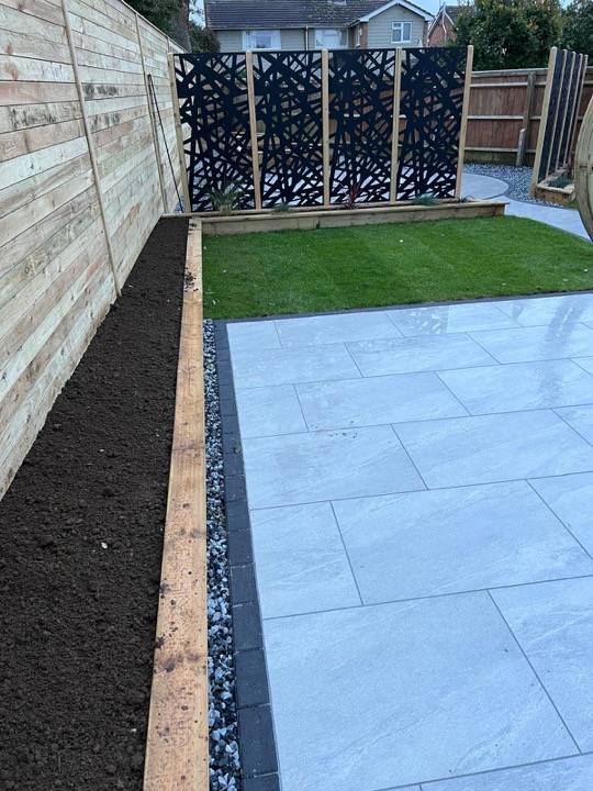 Porcelain paving with artificial turf and decorative metal screens