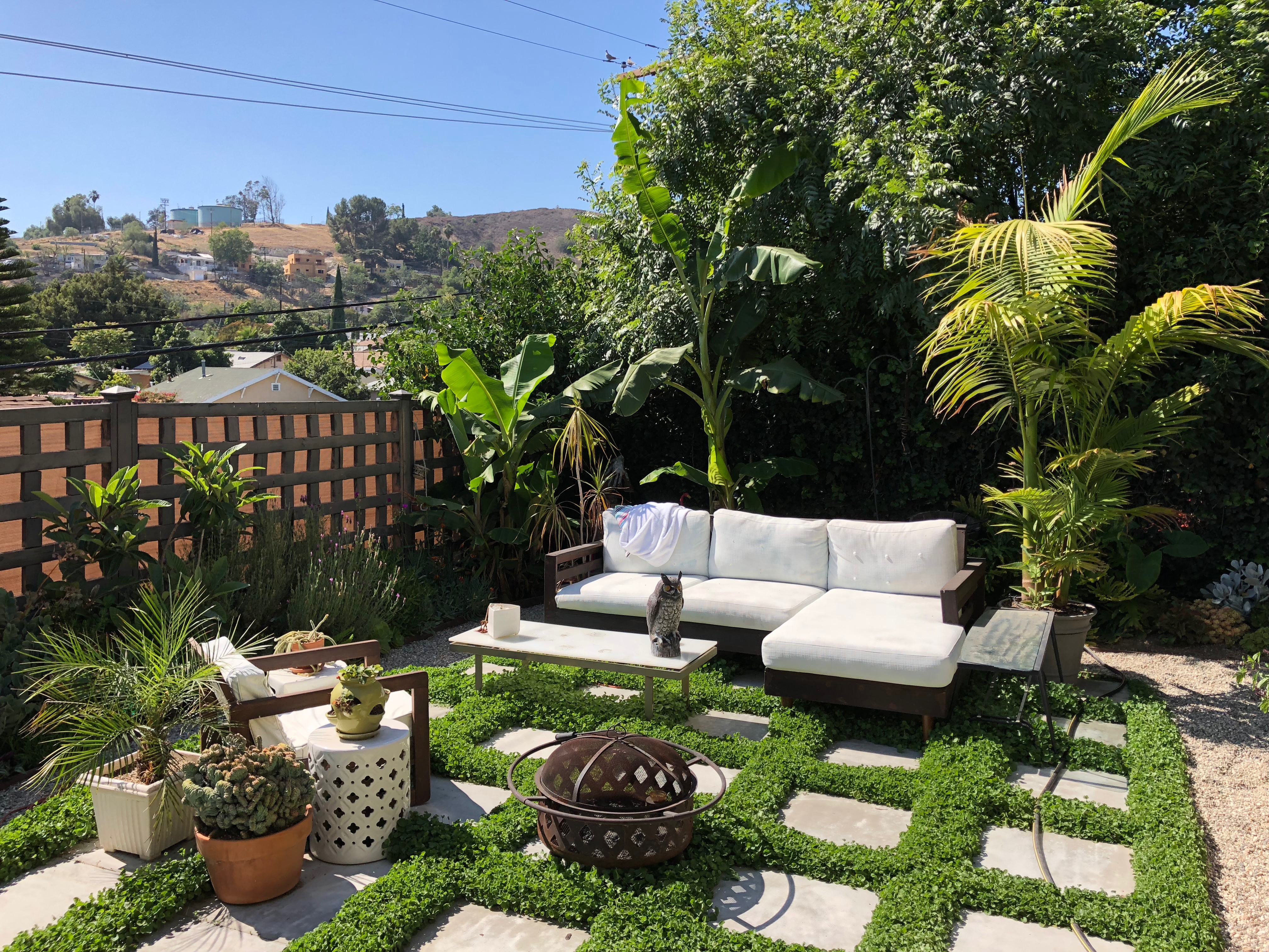 fields by duran: Contemporary garden design with sunken fire pit, concrete benches, manicured shrubs, and geometric landscaping.