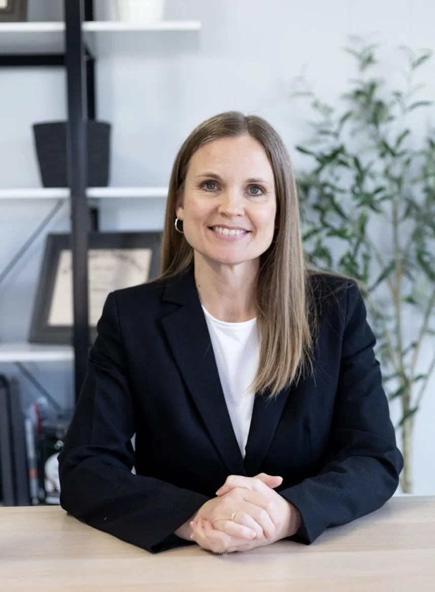 Kelly Cullen, Naturopath smiling in a white coat with Small Changes Big Difference text and botanical accents
