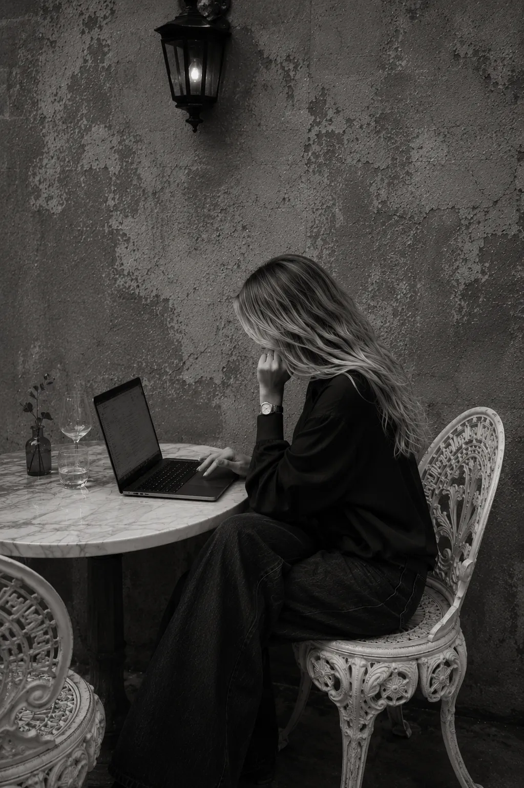 Woman working on a lapop at a cafe