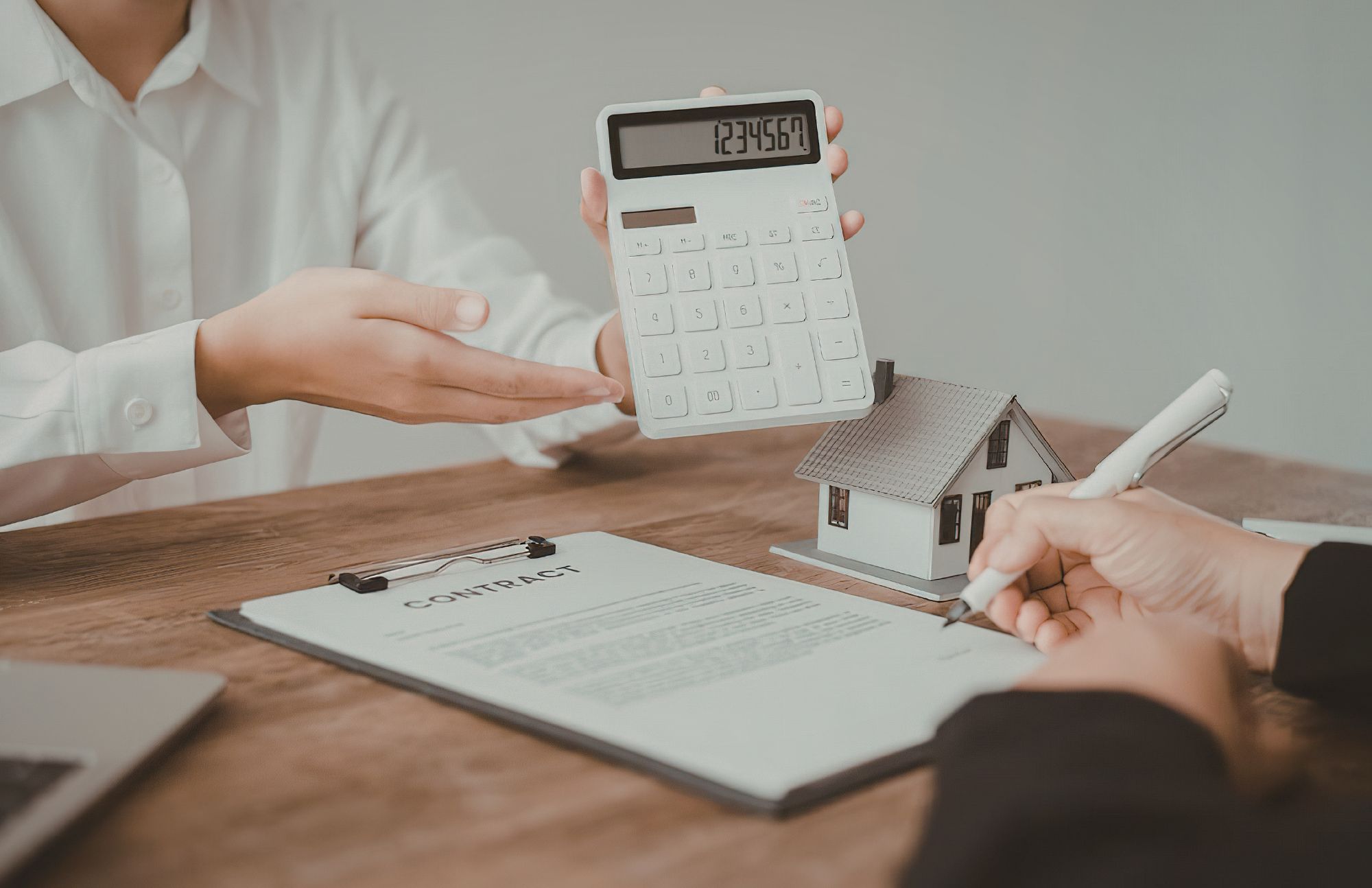 Beneficios Fiscales y Deducciones: Cómo los Inversionistas Peruanos Pueden Optimizar sus Impuestos en Florida