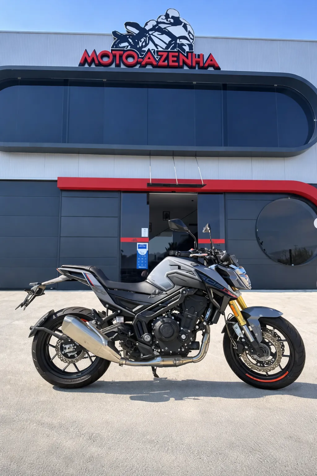 Oficina de motos em Valongo, mecânicos a trabalhar