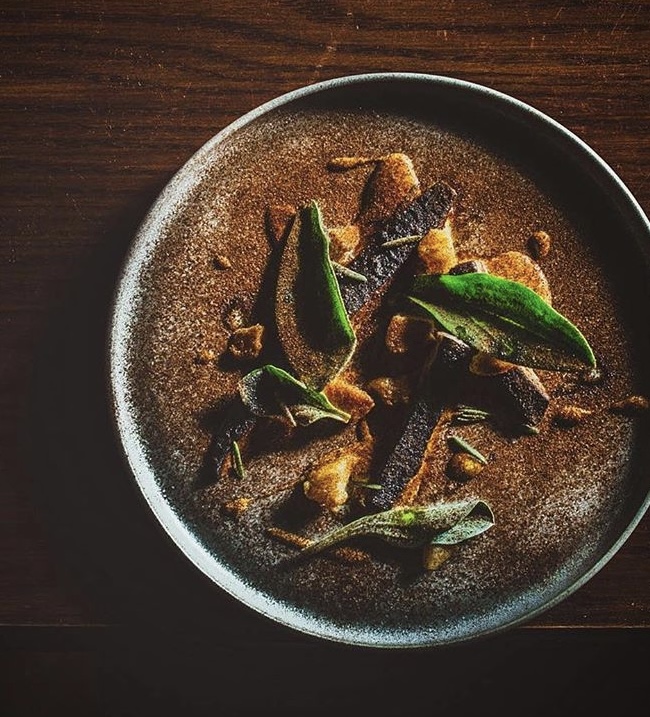 A close up of a bunch of blueberries