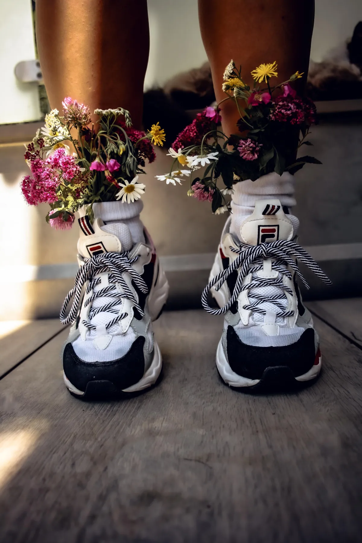 Bild von Schuhen mit Blumen in den Socken