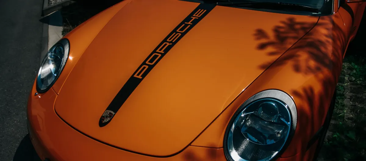 Bild von einem Orangen Porsche von vorne