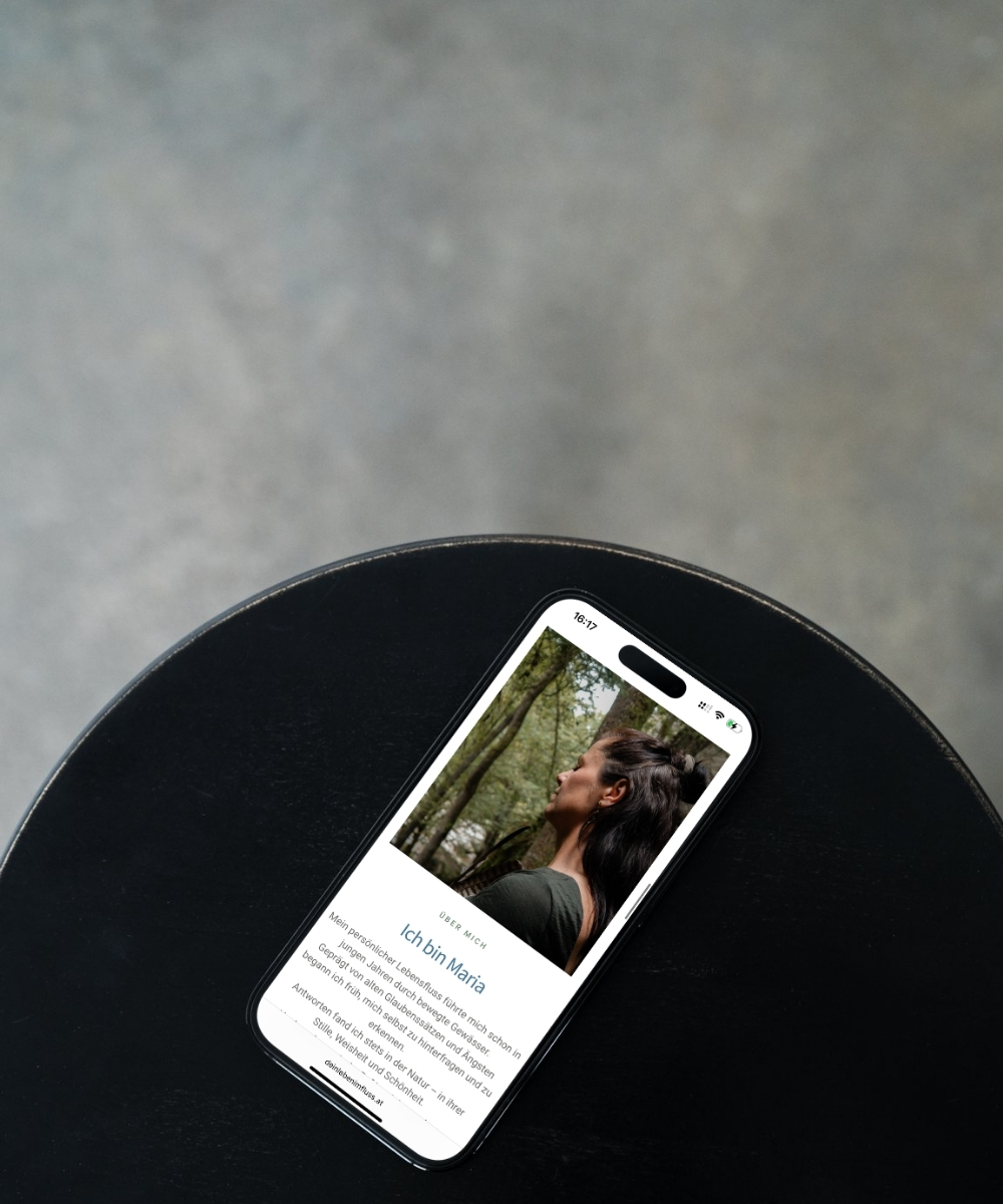 Smartphone mit Bild einer Website