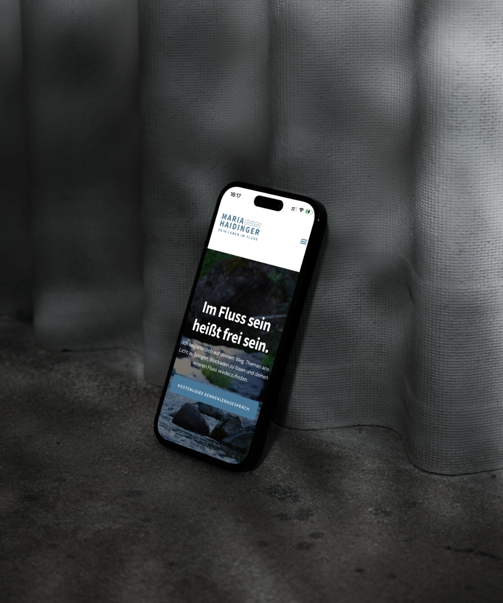 Bild zeigt eine Handy auf dem eine Website zu sehen ist