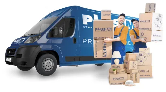 Dvaja usmievajúci sa muži v modrých pracovných uniformách nakladajú hromadu kartónových krabíc s logom PLUSIM do zadnej časti modrej dodávky s nápisom PLUSIM a PRESŤAHUJEME.TO  na boku vozidla.