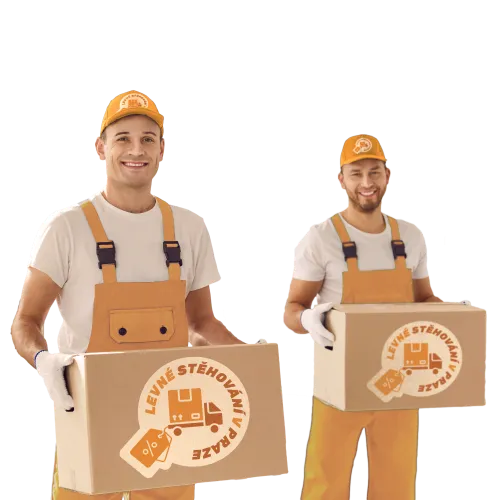 Dva pracovníci stěhovací služby „Levné Stěhování v Praze“ stojí na Karlově mostě v Praze. Oba mají na sobě oranžové pracovní kalhoty s kšandami a bílé tričko. Na hlavě mají oranžové čepice s logem společnosti. Každý z nich drží krabici s logem „Levné Stěhování v Praze“, které obsahuje obrázek dodávky a visící značku slevy.