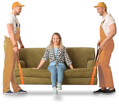Dva pracovníci stěhovací služby „Levné Stěhování v Praze“ nesou zelenou pohovku, na které sedí žena. Pracovníci mají na sobě oranžové pracovní kalhoty s kšandami, bílé tričko a oranžovou čepici s logem společnosti. Žena na pohovce je oblečená v kostkované košili a džínech. Všichni se usmívají.