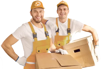 Dva pracovníci stěhovací služby „Levné Stěhování v Praze“ stojí vedle sebe s krabicemi. Mají na sobě oranžové pracovní kalhoty s kšandami, bílé tričko, bílé rukavice a oranžovou čepici s logem společnosti. Oba se usmívají a jeden z nich má ruku na boku, zatímco druhý drží krabici.