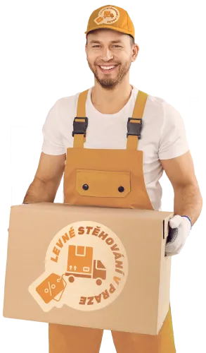 Pracovník stěhovací služby „Levné Stěhování v Praze“ drží krabici s logem společnosti, které obsahuje obrázek dodávky a visící značku slevy. Má na sobě oranžové pracovní kalhoty s kšandami, bílé tričko a oranžovou čepici s logem. Usmívá se a na rukou má bílé rukavice.