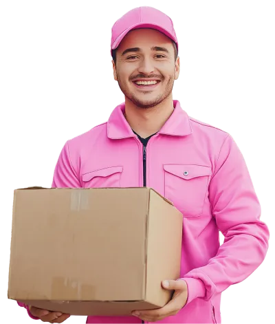 Pracovník stěhovací společnosti 'Stěhování Domů' v růžové uniformě a kšiltovce drží krabici a usmívá se, připravený profesionálně a s úsměvem pomoci s vaším stěhováním.