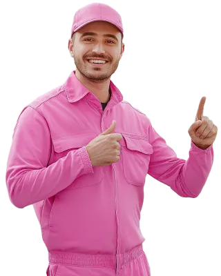 Usměvavý pracovník stěhovací společnosti 'Stěhování Domů' v růžové uniformě ukazuje palcem nahoru a druhou rukou směrem vzhůru, připravený pomoci s vaším stěhováním.