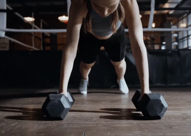 woman lifting barbell
