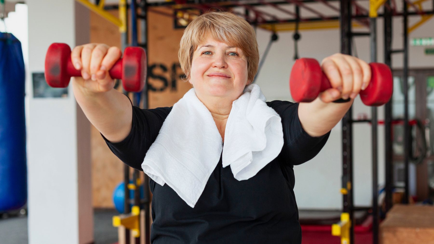 Woman training with dumbbells, online coaching with Sempre