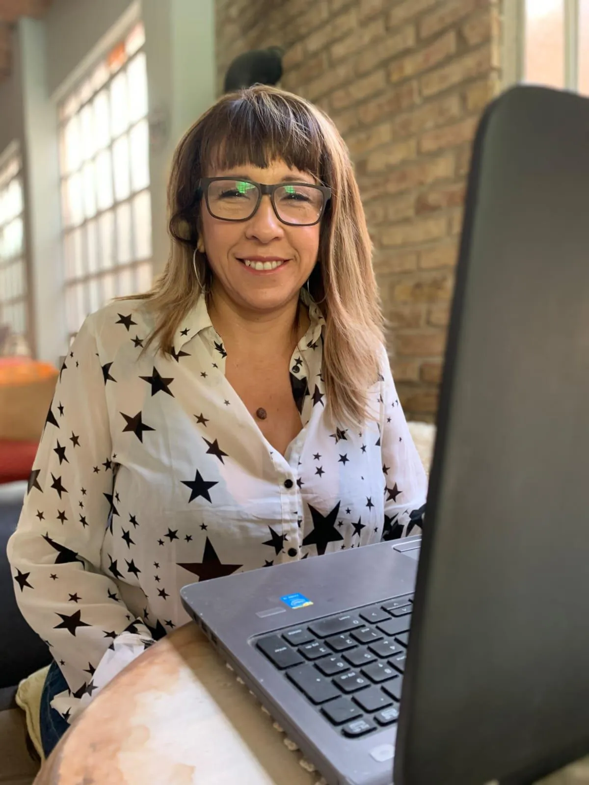 Laura D'Urso en reunión o analizando datos