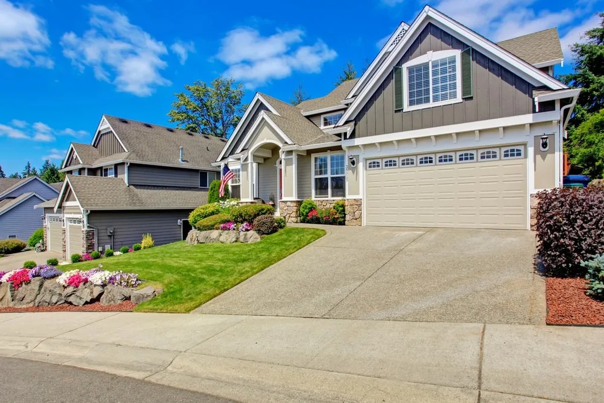 Cincinnati Concrete builds and installs driveways.