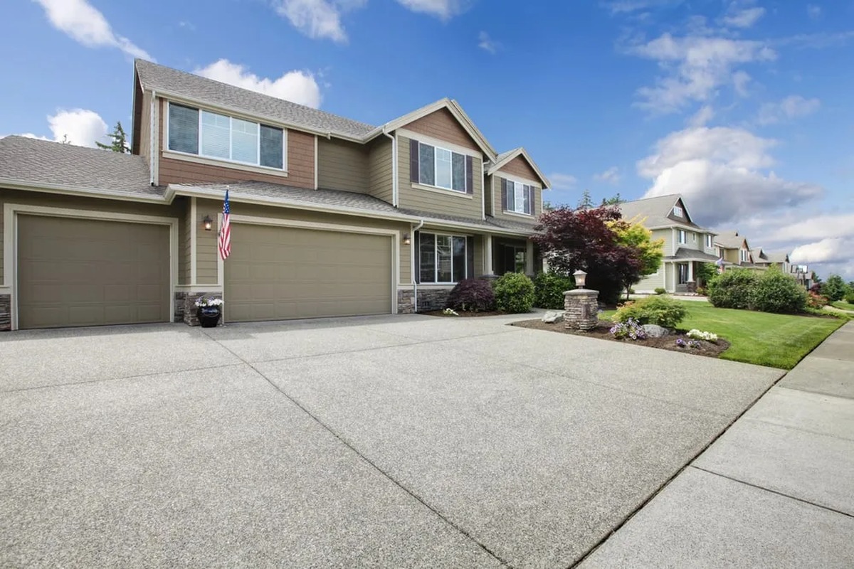Cincinnati Concrete builds and installs driveways.