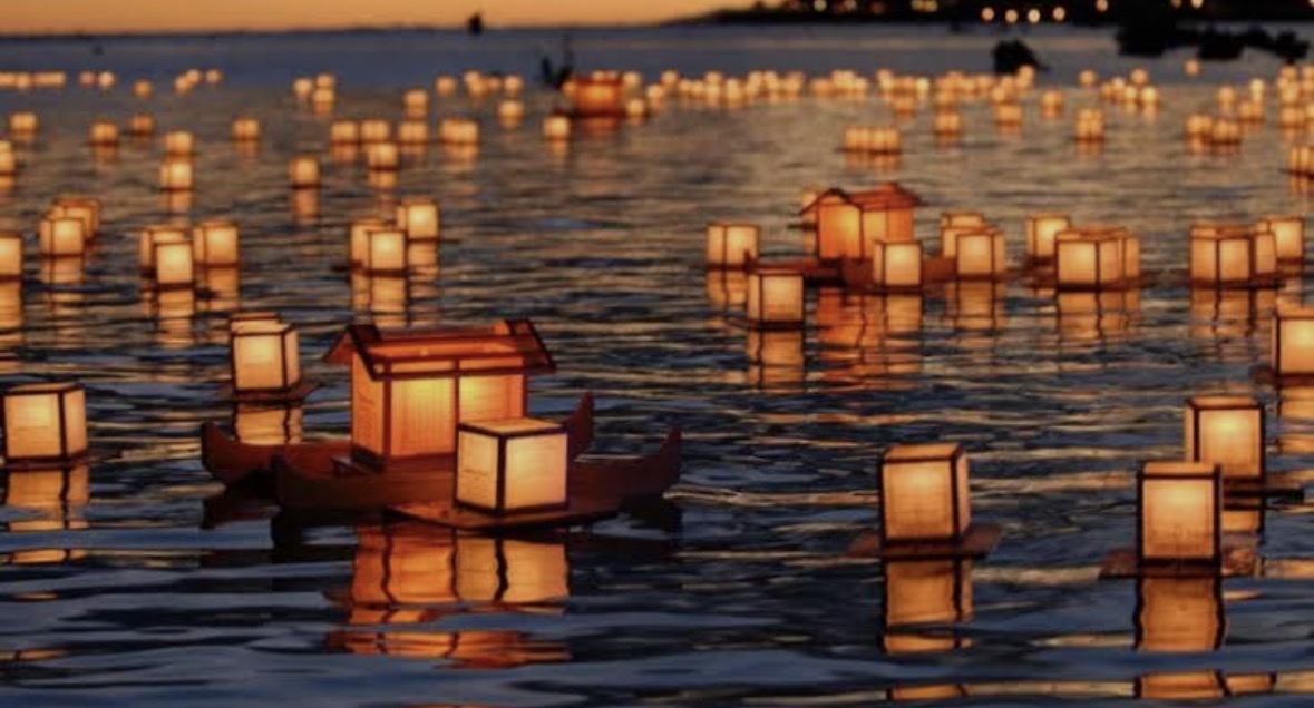 Tōrō Nagashi: Floating Lanterns during Obon Season in Japan