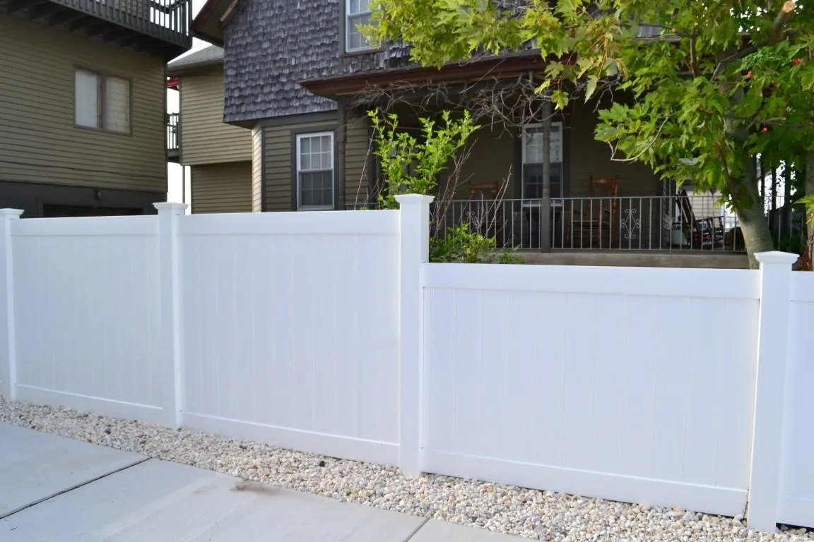 White vinyl fence in Florida