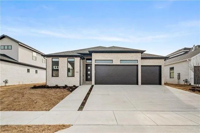 Bentonville Concrete builds and installs Driveway