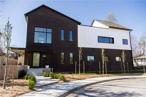 Bentonville Concrete builds and installs Walkways