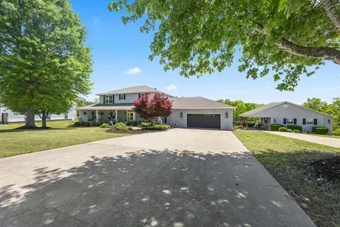 Dallas Concrete Pros builds and installs Driveway