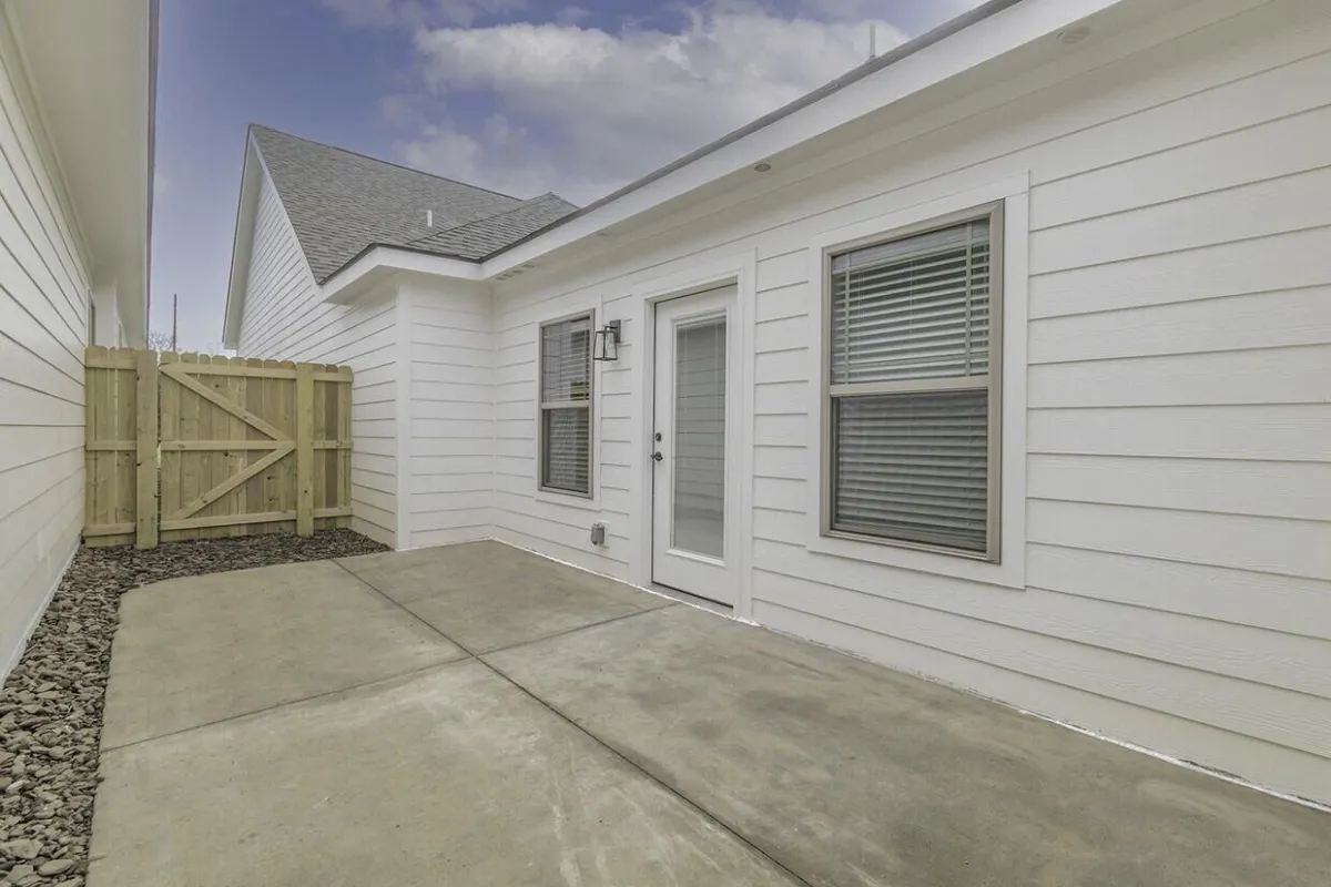 Conroe Concrete builds and installs Pathway