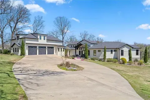 Bentonville Concrete builds and installs Driveway