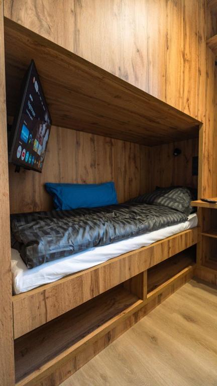 Einzelbett mit Fernseher und Netflix