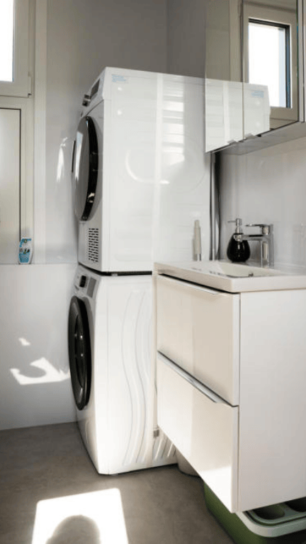 Waschmascihe und Trockner im Badezimmer