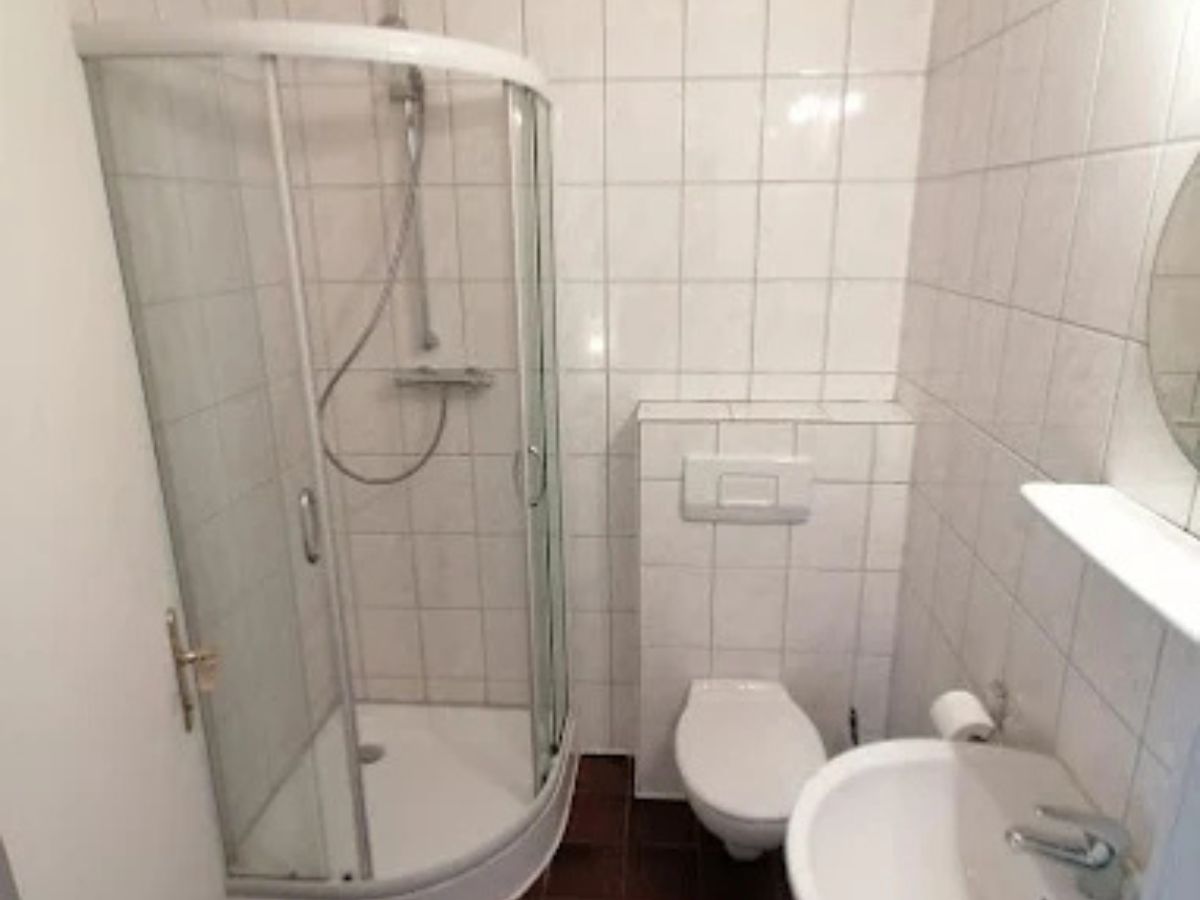 modernes Badezimmer mit Dusche und Wc