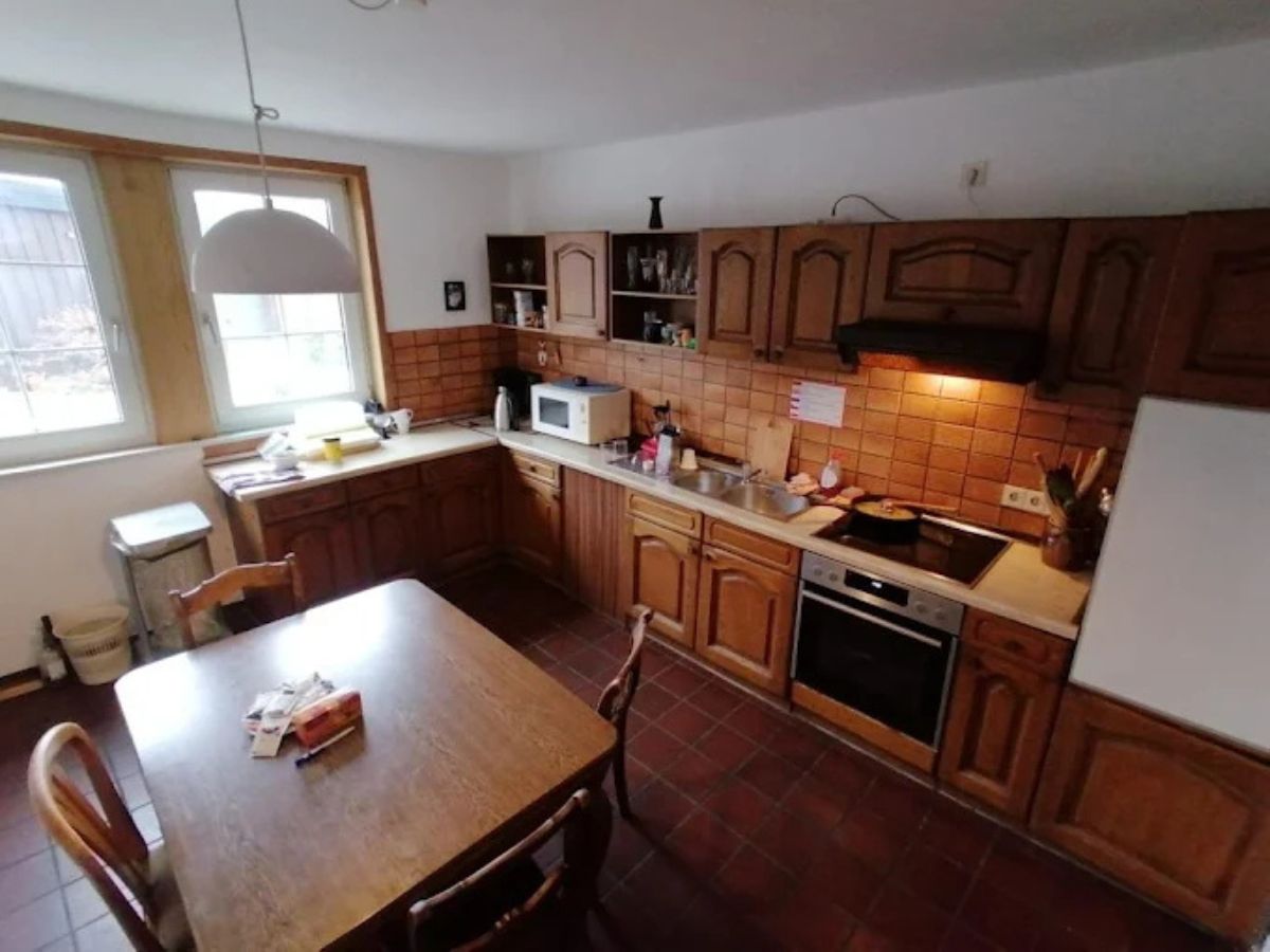 Einbauküche mit Backofen und Mikrowelle