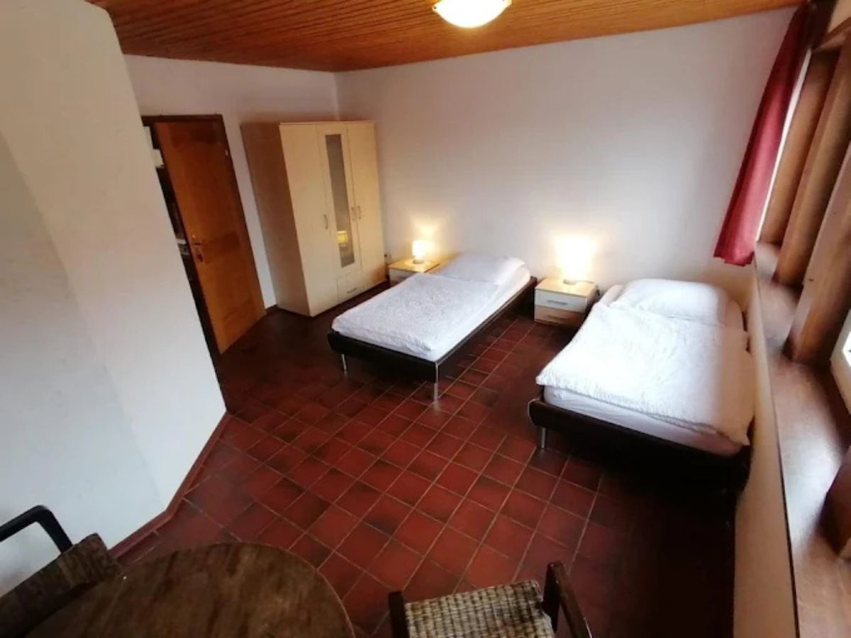 Monterzimmer Schlafzimmer mit zwei Einzelbetten