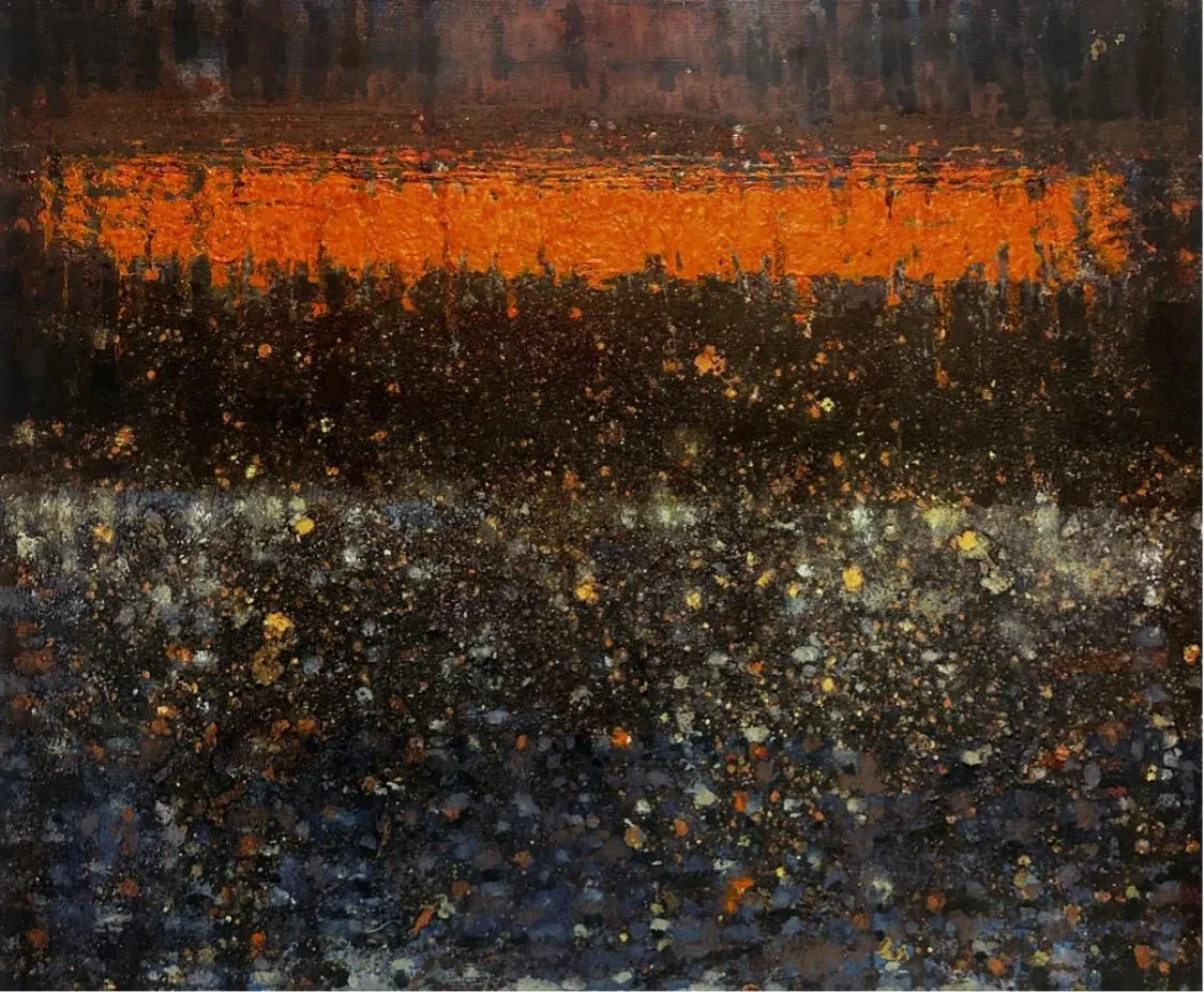 Abstraktes Gemälde ‚Alhamra‘ von Sadik Uslu: leuchtendes Rot-Orange als Horizont über dunklen, erdigen Schichten mit körnig-sandiger Textur.