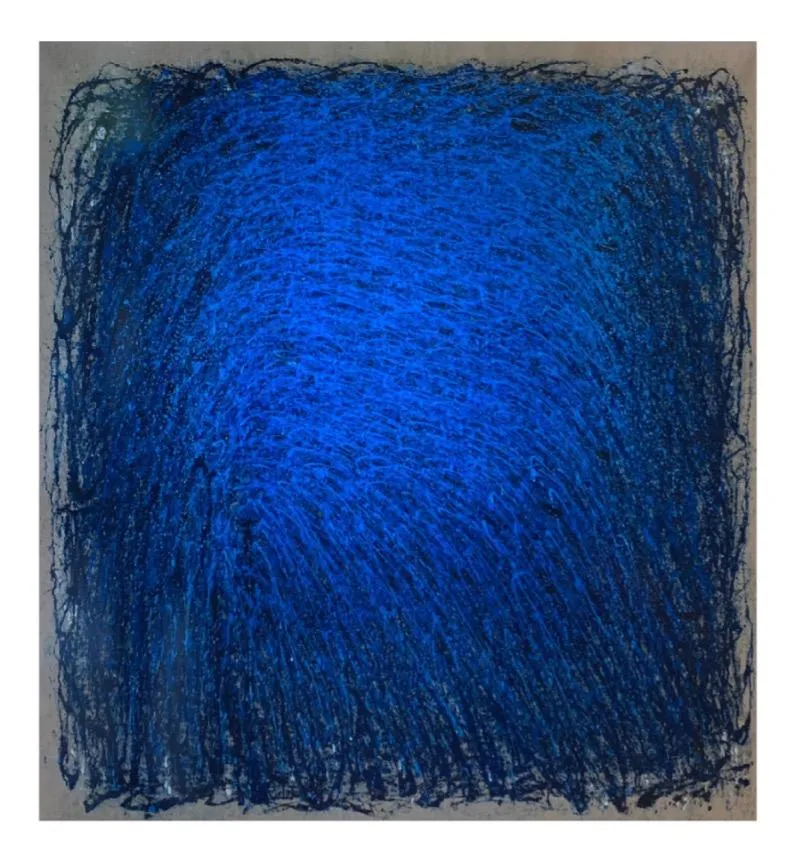 Abstraktes Gemälde „O.T. (Blau)“ von Sadik Uslu: tiefes, vielschichtiges Blaufeld mit sanftem Zentrumsglanz, erdig-rauen Rändern und feinen Pinselrhythmen; Öl auf Leinwand (145×130 cm)