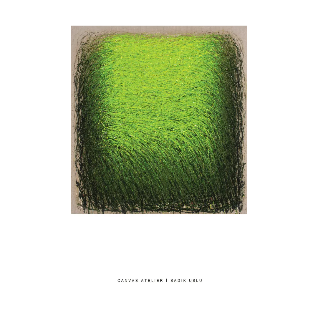 „Feld in Maigrün“ (Sadik Uslu): Abstraktes Grünfeld mit vertikalen Bahnen und feinen Bogenstrukturen; helles Zentrum, dunklere Ränder, glatte kaschierte Oberfläche.