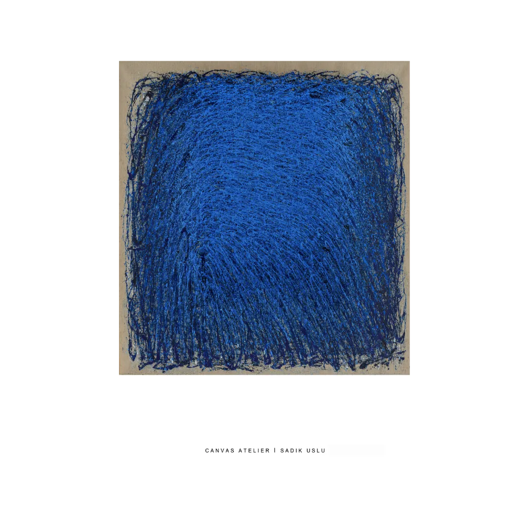 Kunstdruck „O.T. (Blau)“ (Sadik Uslu): Tiefes, vielschichtiges Blaufeld mit sanften Pinselrhythmen und raueren Rändern; ruhige, konzentrierte Wirkung, kaschierte, reflexionsarme Ausführung.