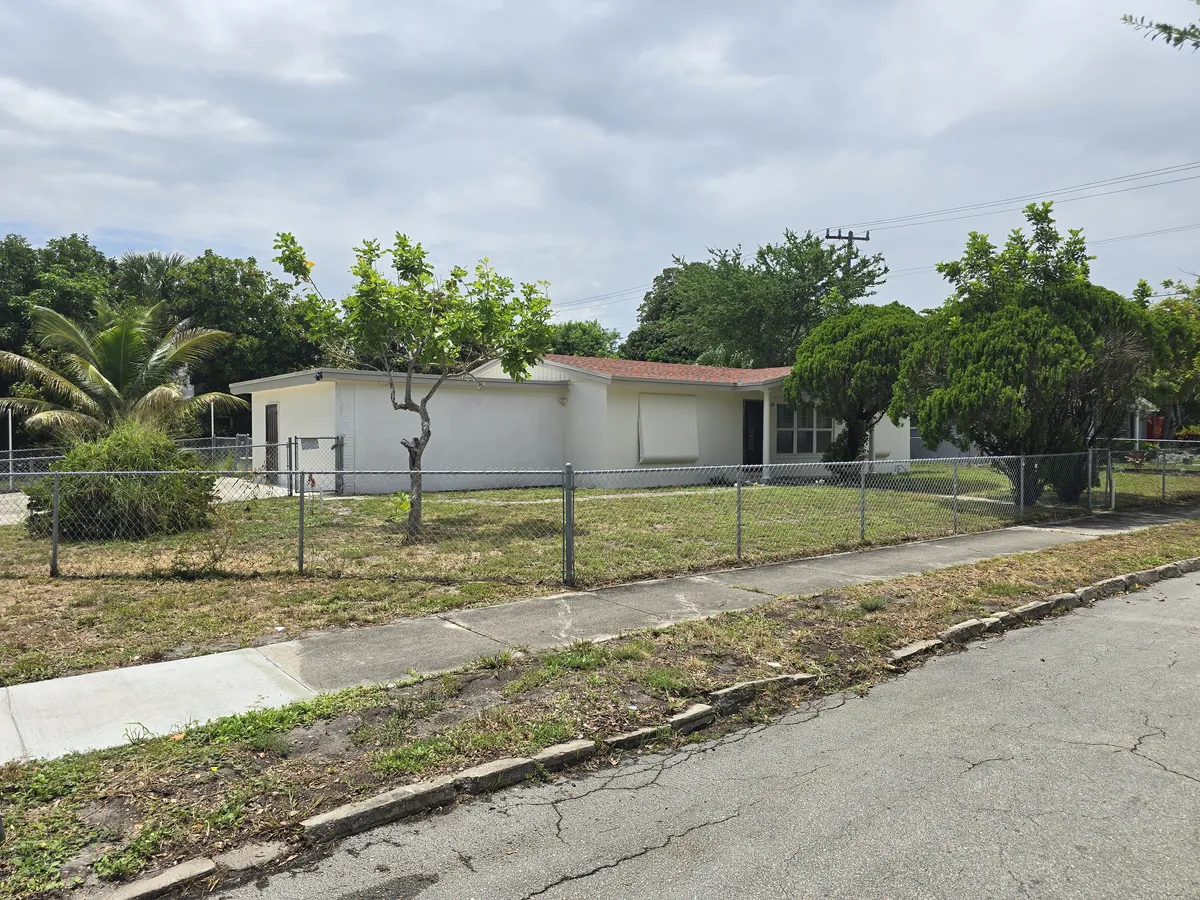 Front of the Conquer Mental Health recovery home in West Palm Beach, FL