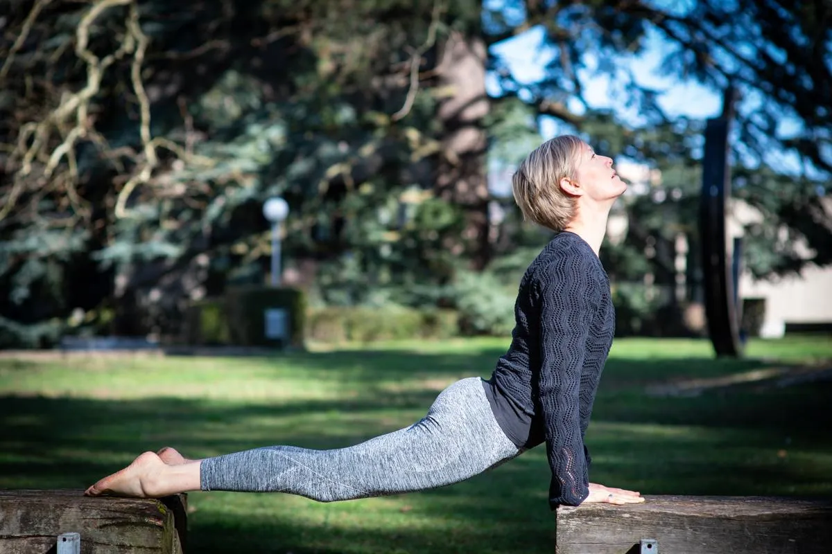 Sur cette photo, on voit Elke Hottentot, la professeure de yoga, en train de faire une pose de yoga.