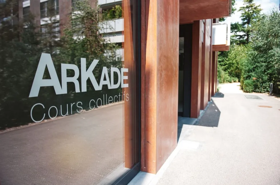 Here you see the frontdoor of ArKade cours collectifs - this is the place where Yoga Free lessons are being held. Click here for a routeplanner