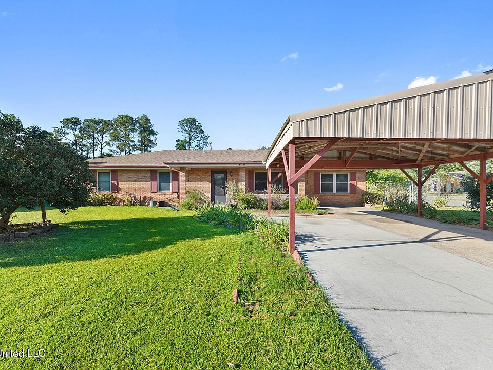 Gulfport Concrete builds and installs driveways.